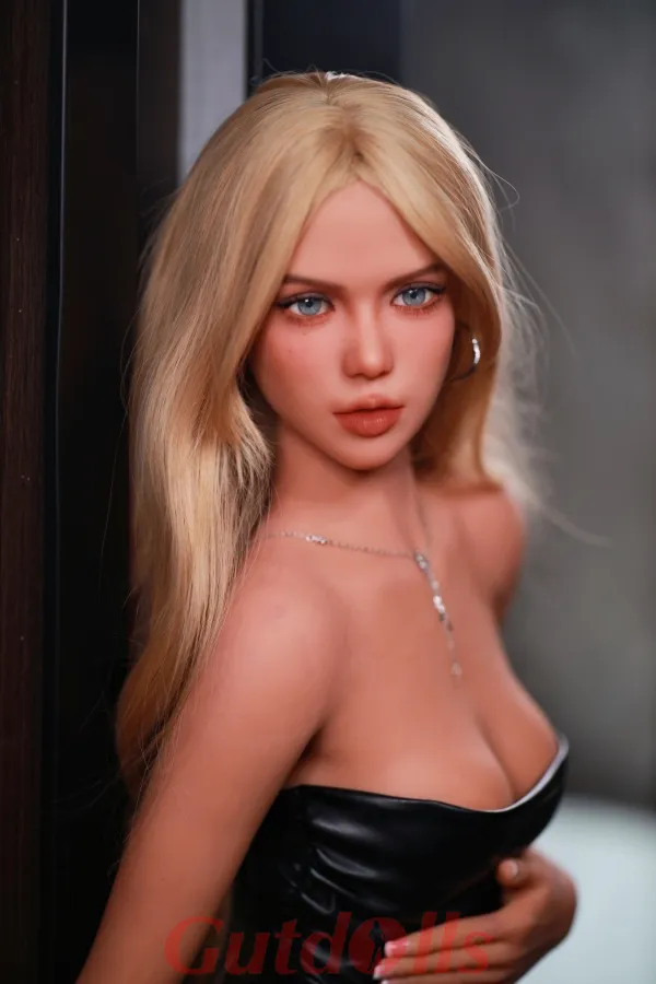 Aldara Dunkle Fire doll online