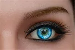 Implantierte Augenbrauen und Wimpern:Ja