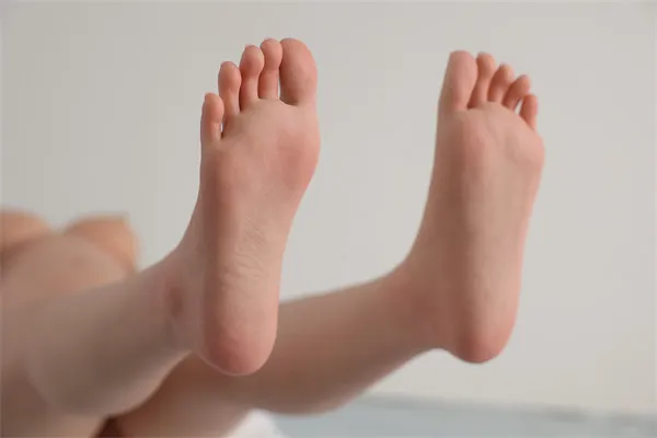 Detail der Füße von Normon Doll