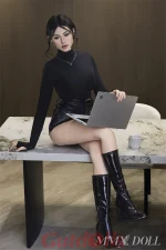 Monica Sexpuppe Vollsilikon Urban Style Outfit