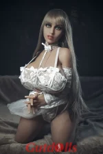 Einzigartiger Tanned cleaning a DL doll