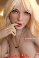 sexpuppe wird Luna gefickt