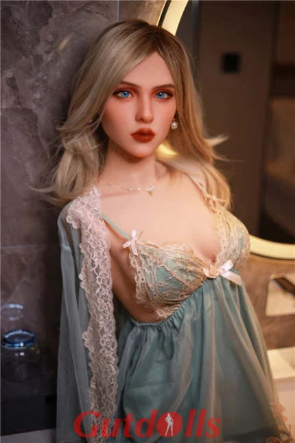 Cyrielle begleiterin puppe real